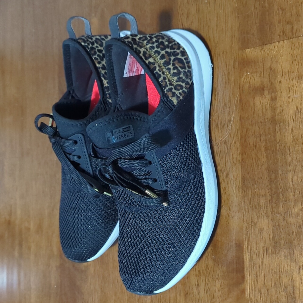 New Balance - like new! Size 6 Leopard workout shoes